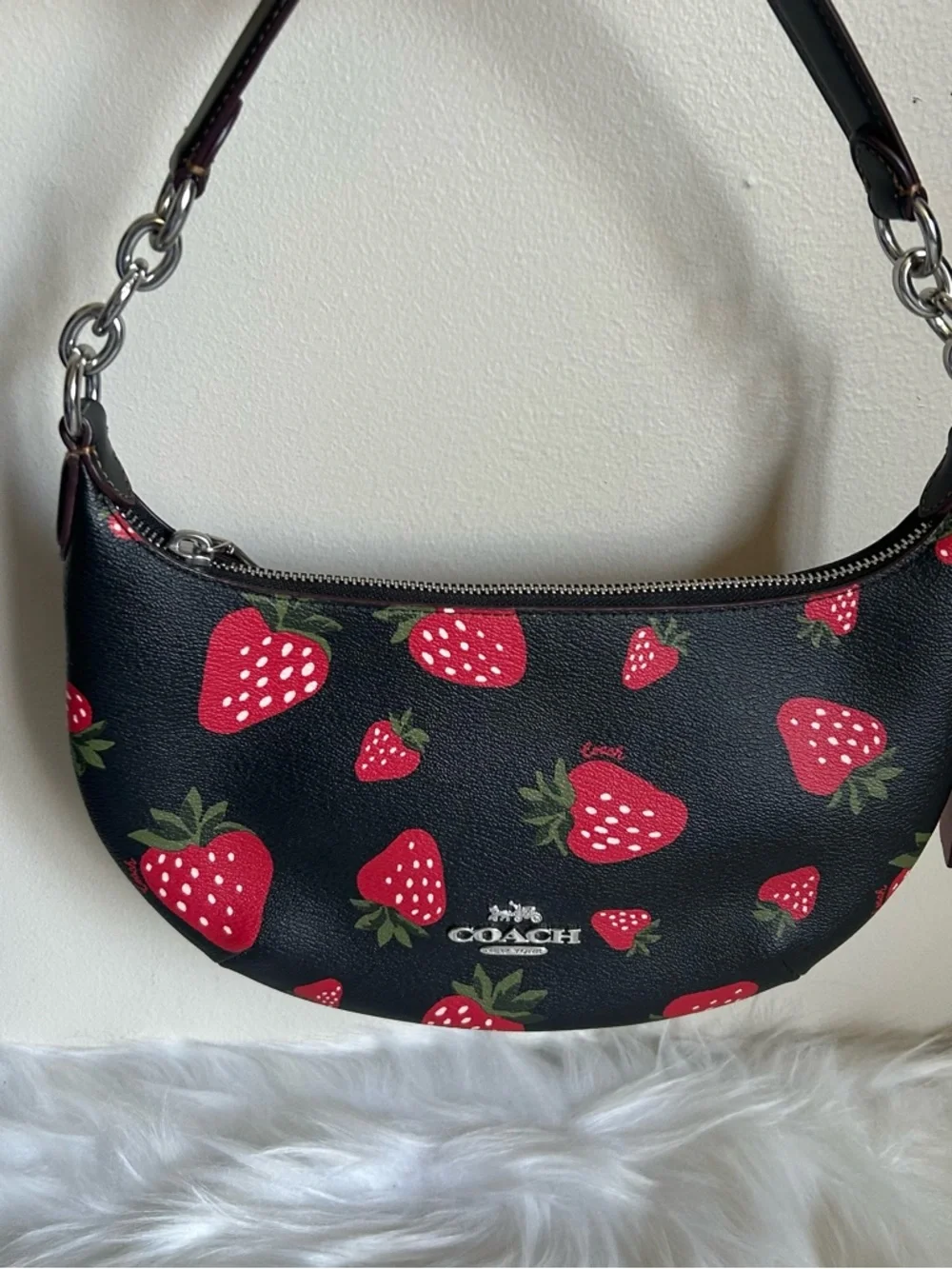 Coach‎ Payton Hobo Black Strawberry Pebbled Leather Shoulder Bag Good